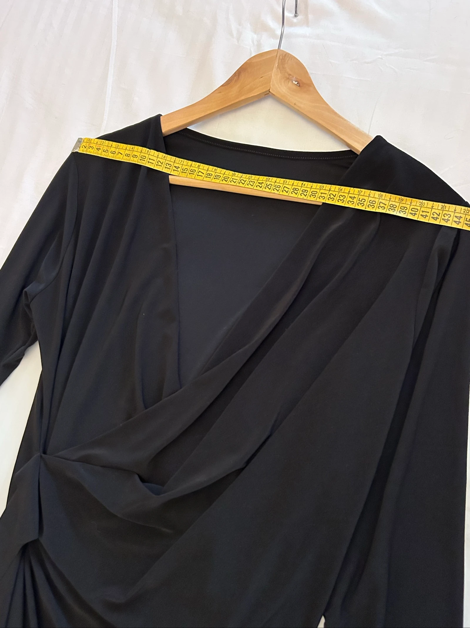 Top vintage en lycra noir, décolleté croisé, plissé sur le côté, taille M – photo 3